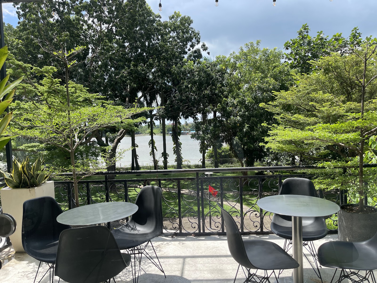 Bosgaurus Coffee Roasters - Saigon Pearl - Cafe in Thao Dien