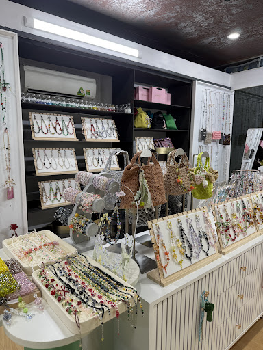 Cadeaux Boutique de Souvenirs in Thao Dien