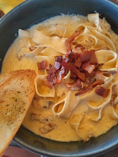 Pasta with Cream Sauce and Bacon