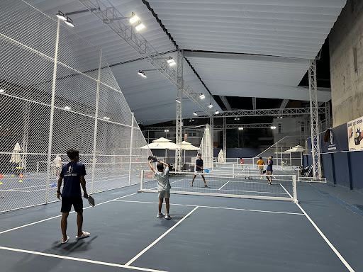 CLB Tennis & Pickleball mái che Hoàng Thành Trung in Thao Dien