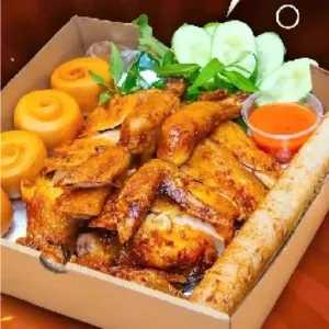 Combo Whole Chicken + 7 Fried Buns + 1 Bamboo Tube Rice at Đệ Nhất Cơm Canh Thịt Lợn (Thảo Điền)