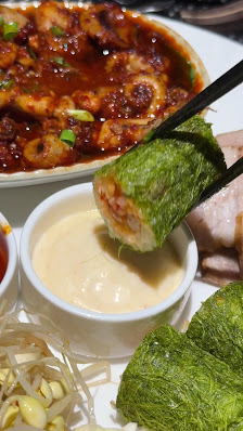 A type of Korean rolled omelette with green seaweed