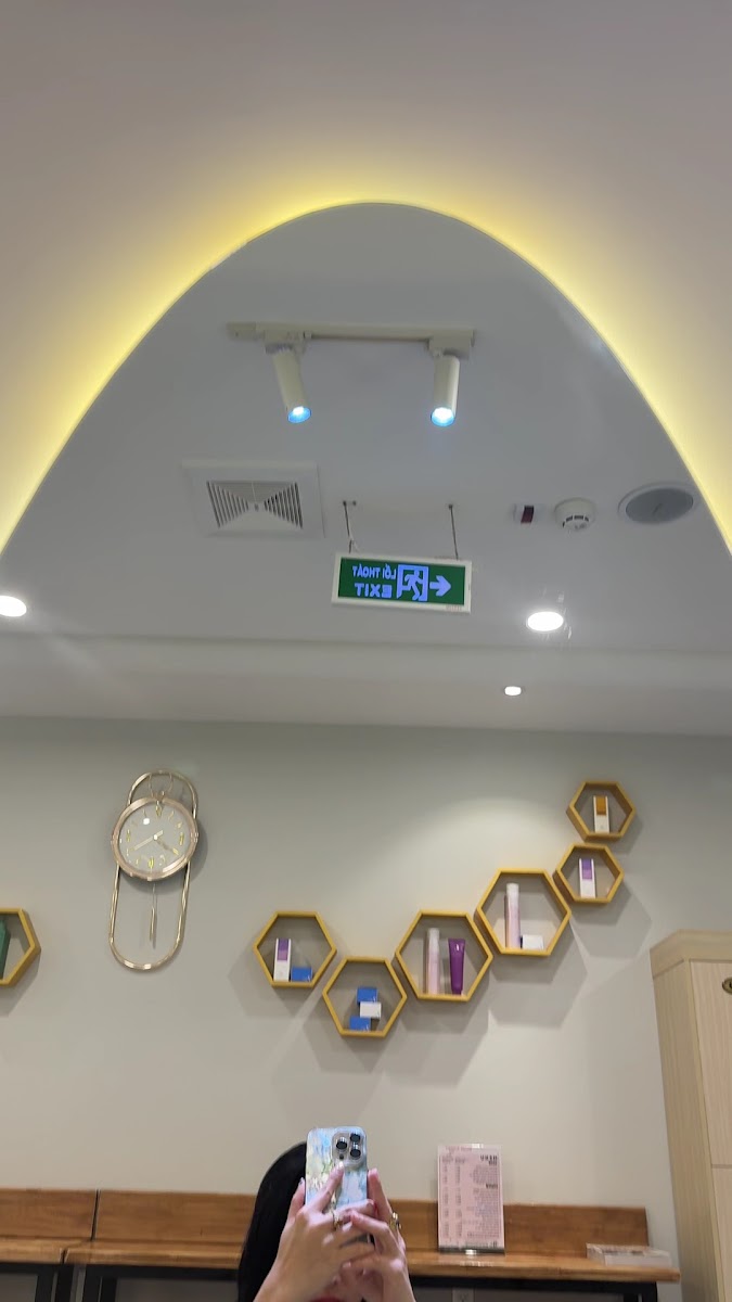 Golden Elegance Hair - Hair Salons in Thao Dien