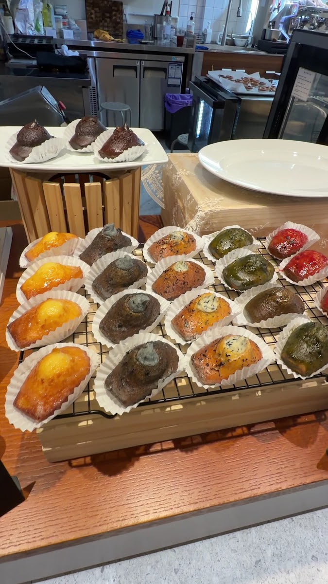 Guum cafe - Bakeries & Desserts in Thao Dien