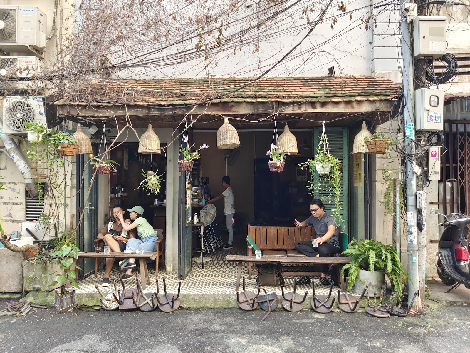 Hoang Thi Cafe - Cafe in Thao Dien