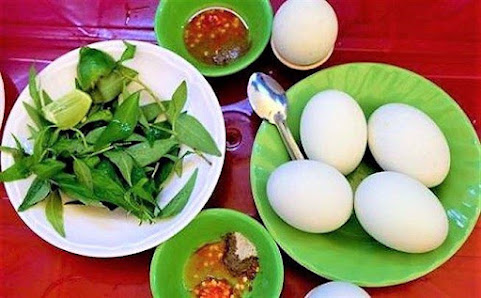 Trứng luộc kèm rau sống