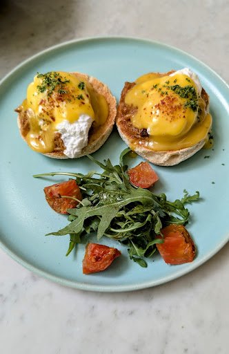 Eggs Benedict with Arugula and Tomato