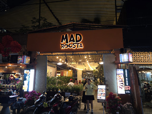 MAD ROOSTA - American in Thao Dien