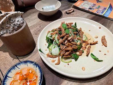 Stir-fried Pork with Cucumber and Herbs