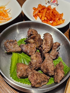Grilled Meat with Lettuce and Pickled Vegetables