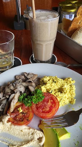 Scrambled Eggs with Mushrooms and Cherry Tomatoes