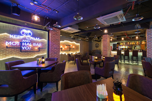 Midway Cafe Brewpub in Ho Chi Minh City - exterior