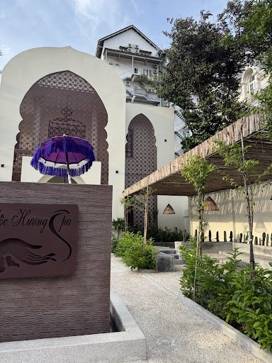 The image shows an exterior view of a restaurant named 'Thao Huong Spa' with traditional architectural elements such as arches and wooden lattice work