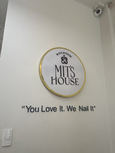 The image shows a wall-mounted sign for 'MIT'S HOUSE', which appears to be the name of an establishment that offers nail services, as indicated by the