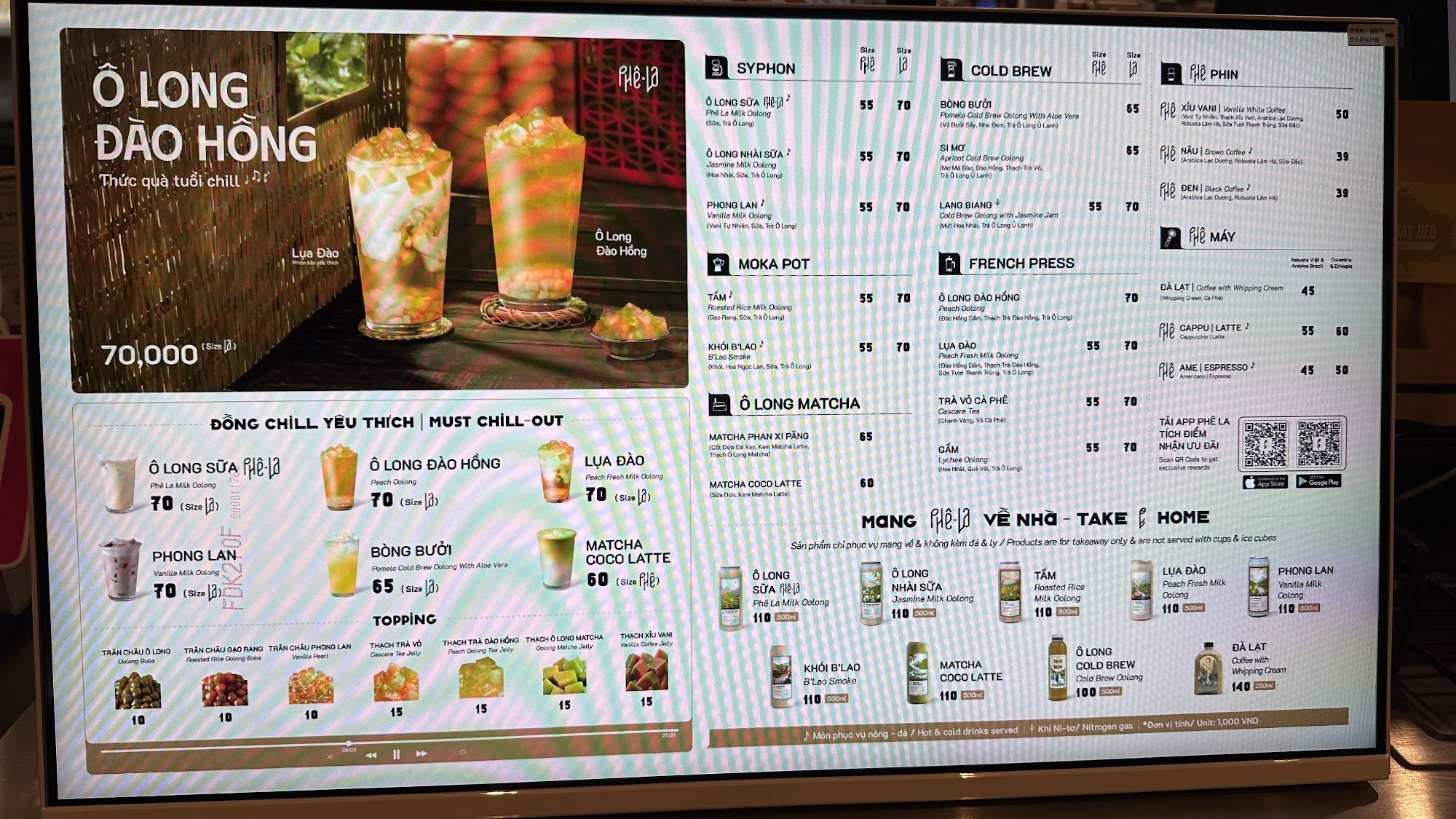 The image displays a digital menu board for a café in Thao Dien, Saigon. It features multiple sections including 'Ô LONG ĐÀO HỒNG' with a large image