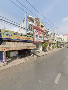 The image shows a street view of several commercial establishments including restaurants and shops in Thao Dien, Saigon.