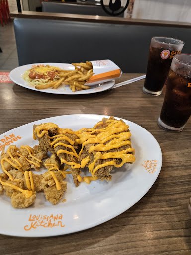 Macaroni and Cheese Platter with Fried Items