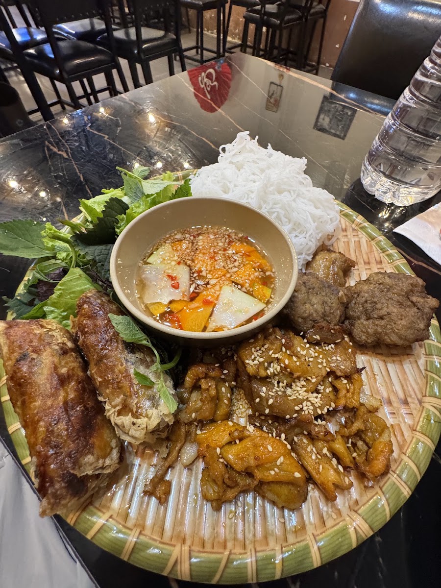 Lake view 1983 traditional vietnamese & vegan restaurant photo 3 in Thao Dien