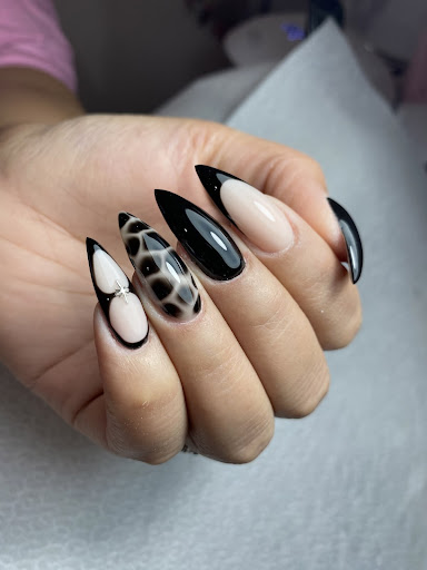 THƯ PHẠM HAIR MAKEUP AND NAILS photo 1 in Thao Dien