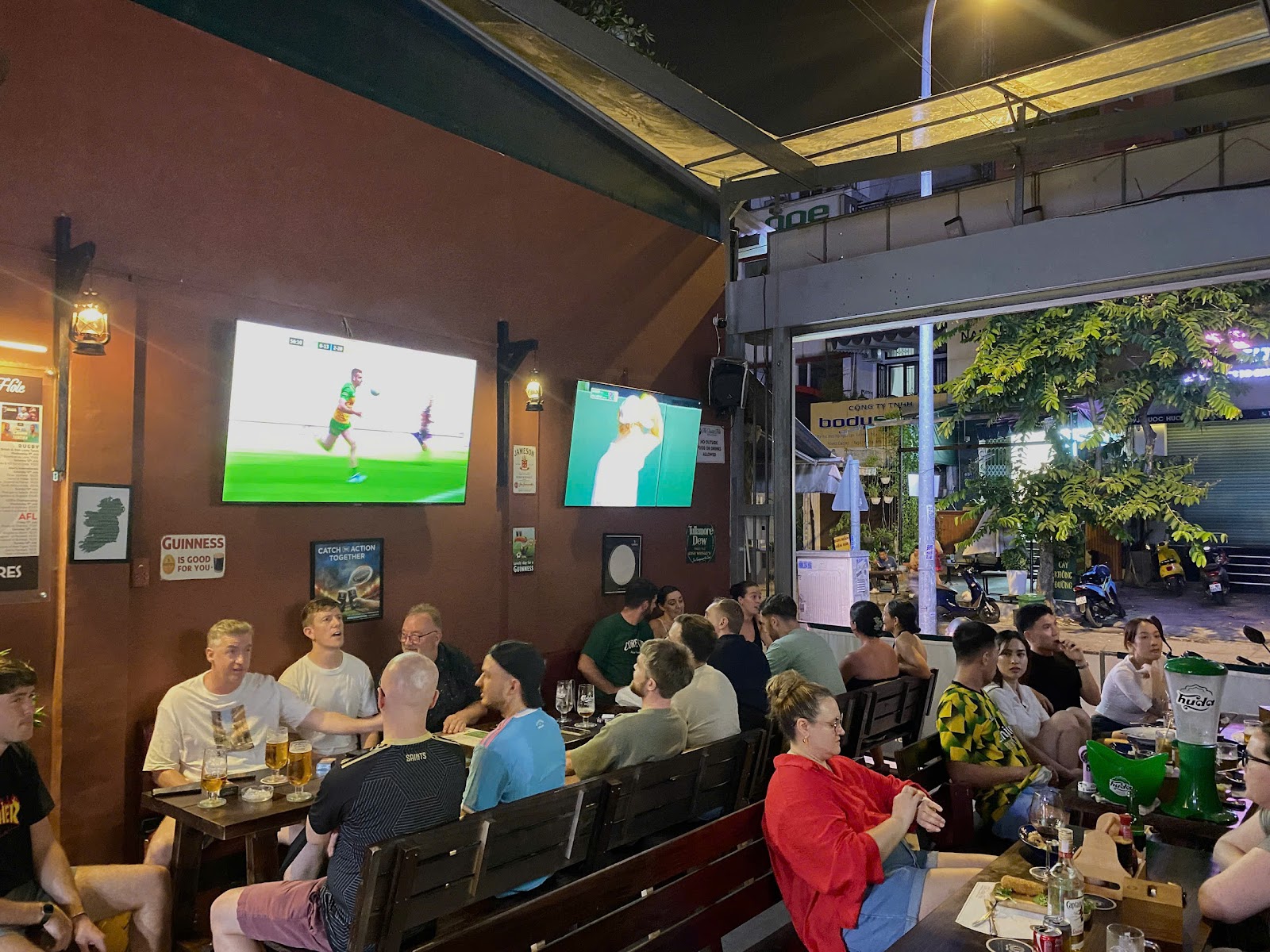 The Rabbit Hole Irish Sports Bar photo 8 in Thao Dien