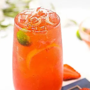 strawberry tea at Sip N Play [Board & Video Games Bar]