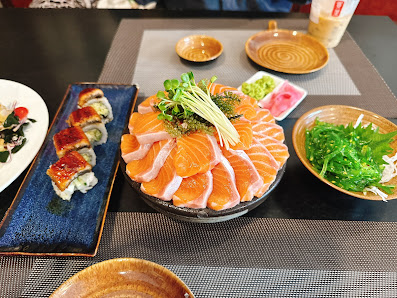 Sashimi platter with sushi rolls