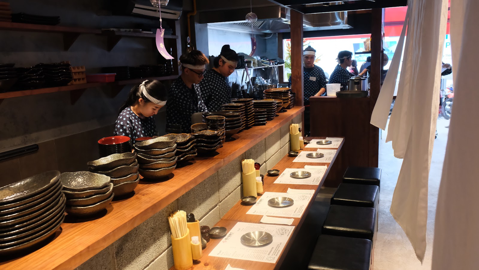 Sushi & Yakitori Izakaya Omoide Yokocho - 寿司と焼鳥 居酒屋 思い出横丁 - Restaurants in Thao Dien