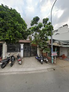 The image shows a street view of an area in Thao Dien, Saigon with several motorcycles parked outside what appears to be a residential or commercial b