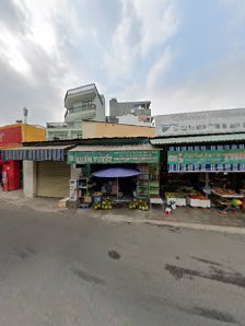 The image shows a street view of an outdoor market or food stall area in Thao Dien, Saigon.